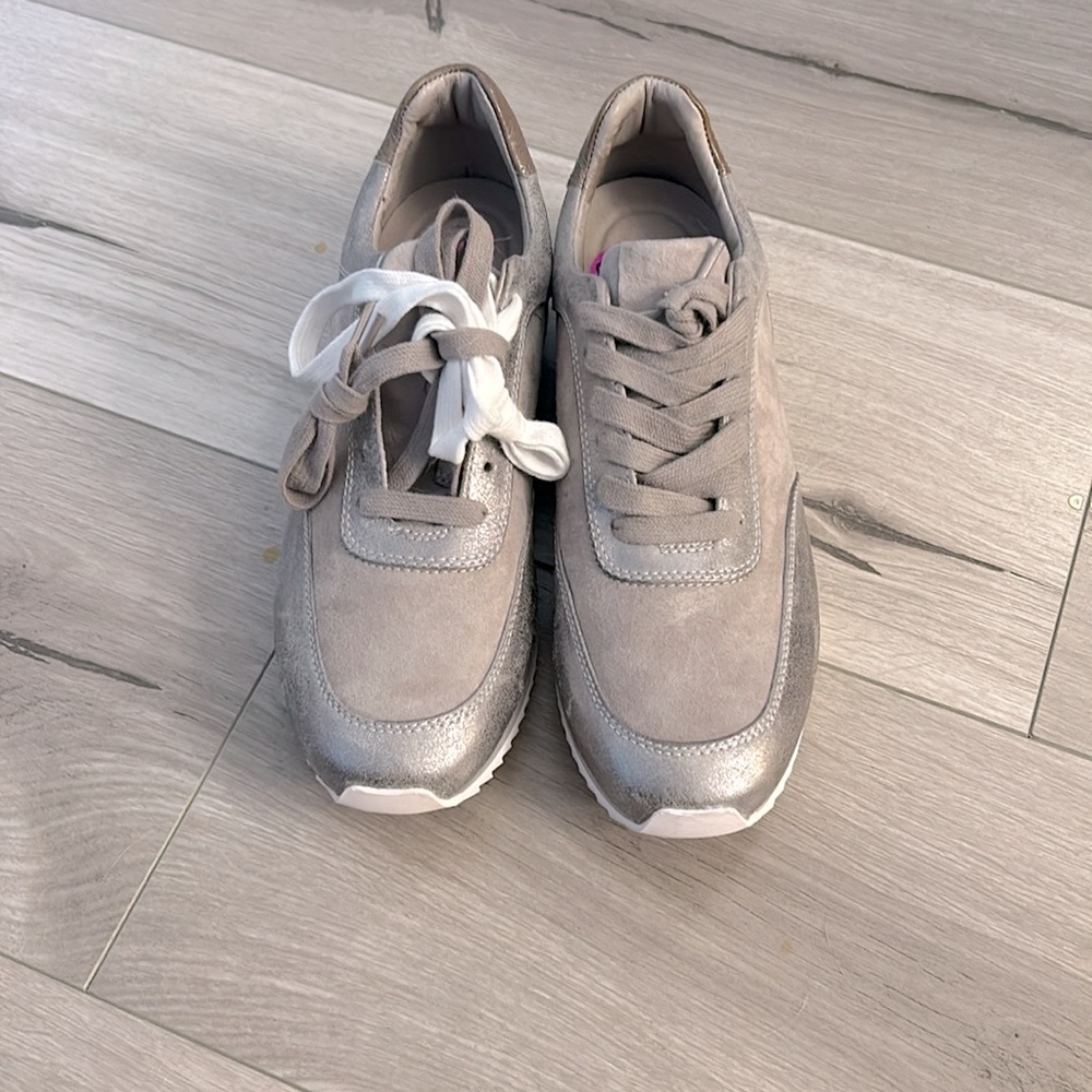 New Johnston & Murphy Gray + White Silver Athletic Lace Up Sneakers - Picture 11 of 17